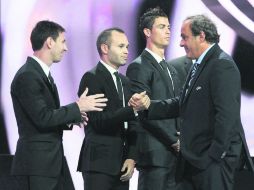 MUCHA SERIEDAD.El presidente de la UEFA, el francés Michel Platini, felicita al español Andrés Iniesta. AFP  /