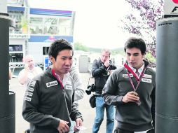 Sergio Pérez y Kamui Kobayashi llegan al paddock, para realizar trabajos previos con la escudería Sauber. AFP  /