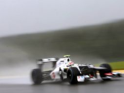 Pese a lluvia el piloto tapatío fue de los pocos que estuvieron en la pista. EFE  /