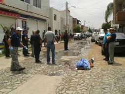 Personal del Servicio Médico Forense realizó el levantamiento del cuerpo para trasladarlo a la morgue de la ciudad.  /