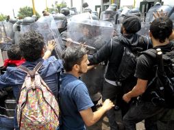 La Policía Federal se enfrenta con presuntos integrantes del movimiento “#Yosoy132” en la carretera México-Cuernavaca. EL UNVIERSAL  /