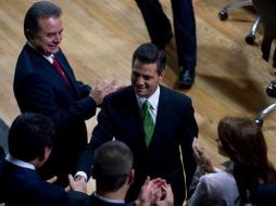 El presidente electo de México, Enrique Peña Nieto, recibe felicitaciones en la sede del TEPJF. AFP  /