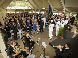 Cientos de personas asistieron el viernes al servicio a puerta cerrada en memoria de Armstrong. EFE  /