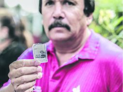 Armando Rodríguez pagó siete pesos. Pocas rutas imprimieron boletos nuevos y los utilizaron ayer.  /