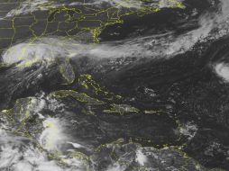 ''Leslie'' se encuentra en retirada, pero aún se presentarán nublados, fuertes vientos y lluvias en Quintana Roo. AP  /