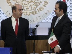 El secretario de Gobernación, Alejandro Poiré, entregó a Jesús Murillo Karam (i) el Sexto Informe de Gobierno. EFE  /