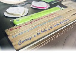 En un sitio web recomendado por la tienda se anima: ''El castigo tiene que ser desagradable, porque si no duele, no es provechoso''.  /