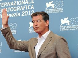 El actor irlandés Pierce Brosnan posa durante el pase gráfico de la película escandinava Den skaldede frisor''. EFE  /