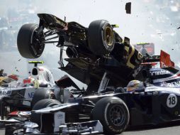 El piloto francés Romain Grosjean, vuela con su monoplaza por encima del mexicano de Sauber, Sergio Peréz. EFE  /