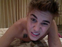 Justin subió algunas fotografías para señalar que no podia despegarse de la cama. @JustinBieber  /