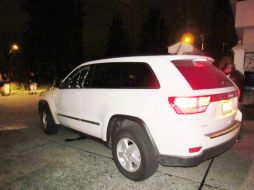 La víctima estaba sentada frente al volante de su camioneta, una Gran Jeep Cherokee blanca, con JKC- 8493.  /