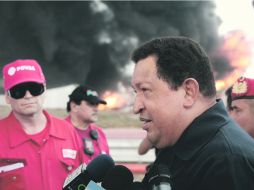 Hugo Chávez en una visita a la refinería de Amuay, la más grande de Venezuela, antes de que el fuego fuera extinguido. AP  /