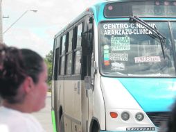 SIN NÚMEROS. Hubo camioneros que prefirieron no poner la tarifa de nuevo en los cristales de sus vehículos.  /