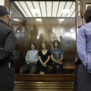 Francia envía a un emisario para visitar a las Pussy Riot