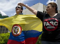 Manifestabtes protestan contra la iniciativa de paz con las FARC. AFP  /