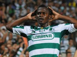 Quintero celebra después de anotar un gol contra Tigres, en el partido realizado en el estadio Corona en Torreón. AFP  /