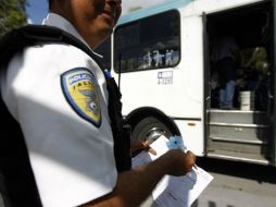 Los operadores que son multados deben borrar de los parabrisas o cristales de las ventanas los letreros que indican las nuevas tarifas.  /