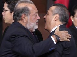 Carlos Slim (i) y Manlio Fabio Beltrones, momentos antes de que el Presidente Felipe Calderón diera su mensaje. EL UNIVERSAL  /