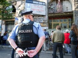 Un policía hace guardia para evitar altercados. AFP  /