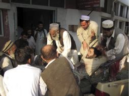 Uno de los heridos es evacuado de la escena del atentado. EFE  /