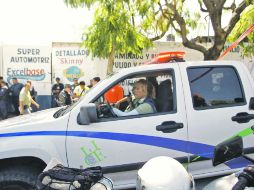 Lomas de La Soledad. Personal forense, frente al taller donde falleció Miguel González.  /