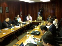 Chinchilla (c fondo), durante su reunión en la Comisión Nacional de Emergencias tras el sismo que sacudió territorio costarricense. EFE  /