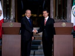 El Presidente de México, Felipe Calderón, estrecha la mano del presidente electo, Enrique Peña Nieto. XINHUA  /