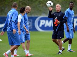 Didier Deschamps (d) moverá las piezas de Francia por primera vez en un partido oficial. AFP  /