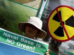 Una manifestante en Jeju muestra su oposición a la instalación de una base naval. EFE  /