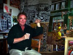 Loro Coirón entre sus obras, parte de la exposición en Nápoles. ESPECIAL  /