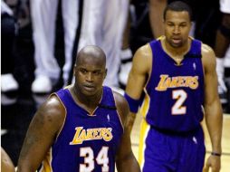 A sus 40 años, O'Neal (i) planea continuar en las duelas. ARCHIVO  /