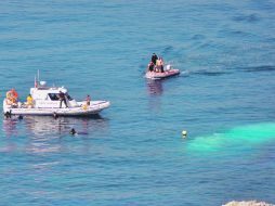 Miembros de la Guardia Costera turca buscan el barco naufragado en la Costa del distrito de Menderes, en Esmirna.AP  /