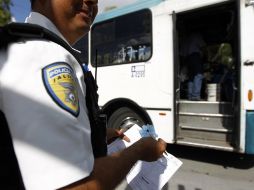 Algunas rutas del transporte público seguían cobrando la nueva tarifa de siete pesos a pesar de los operativos de la SVyT.  /