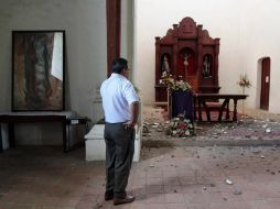 Un sacerdote contempla los daños en el interior d ela iglesia de Nicoya, tras el terremoto. REUTERS  /