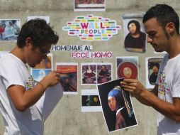 Sin saber qué sucederá con la imagen original, ya mucha gente la ha transformado en un ícono pop. EFE  /