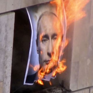 Pussy Riot quema retrato de Putin