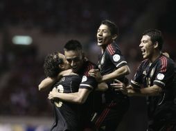 Los jugadores mexicanos festejan el segundo gol del Tri en el partido. EFE  /