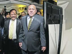 El líder nacional del PRD, Jesús Zambrano (derecha), reconoció que el fallo del TEPJF es inacatable. EFE  /