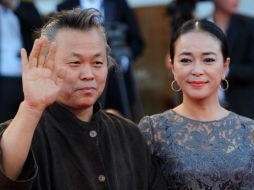 La actriz Cho Min-Soo (der) y el director Kim Ki-Duk (izq) llegar para la entrega de premios del Festival de Cine de Venecia. AFP  /