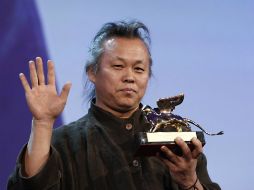El director surcoreanao Kim Ki-duk posa ante las cámaras tras ganar el máximo galardón del festival. AP  /