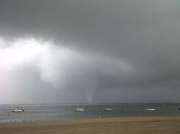 La columna de lluvia y viento comenzó en el mar y continuó a lo largo de las playas frente al Atlántico. AP  /