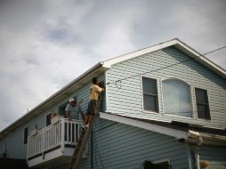 En la imagen, en un suburbio de Virgina un ciudadano revisa los cables de energía. REUTERS  /