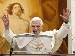 El papa Benedicto XVI saluda a feligreses durante el rezo del Ángelus en el patio del Palacio Apostólico de Castel Gandolfo. EFE  /
