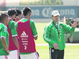 Mismo canal. José Manuel de la Torre da indicaciones a los seleccionados, durante la práctica del Tricolor. STRAFFON IMAGES  /