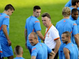 El técnico holandés Louis van Gaal (c), supervisa el entrenamiento del equipo previo al encuentro con Hungría. EFE  /