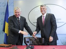 El primer ministro de Kosovo, Hashim Thaci (d), y el presidente de la Oficina Civil Internacional en Kosovo, Piter Faith (i). EFE  /