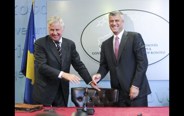 El primer ministro de Kosovo, Hashim Thaci (d), y el presidente de la Oficina Civil Internacional en Kosovo, Piter Faith (i). EFE  /