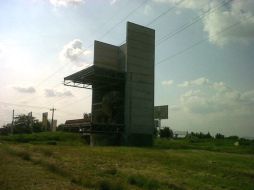En la imagen, edificio abandonado a la entrada del fraccionamiento Los Silos.  /