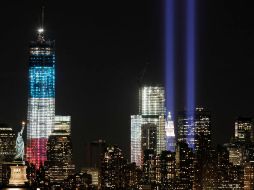 Tributo de Luz brilla sobre el World Trade Centery la Estatua de la Libertat. AP  /