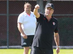 TOmás Boy da indicaciones durante el entrenamiento de los Zorros del Atlas.  /